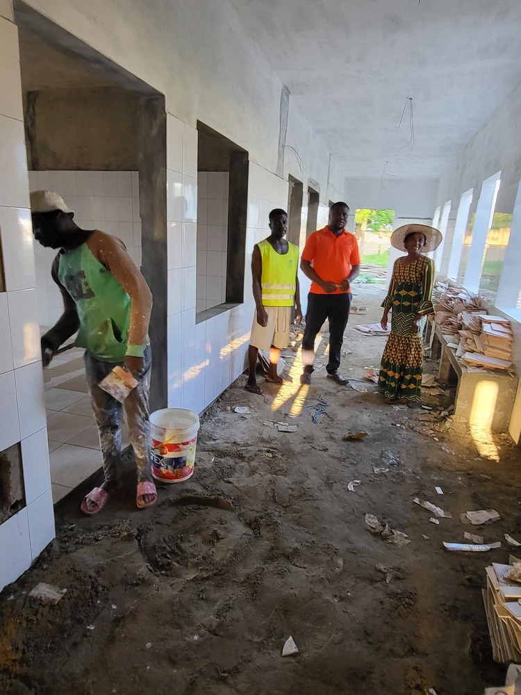 Visite au personnel hospitalier du CMS de Kabou et du nouveau bâtiment en construction